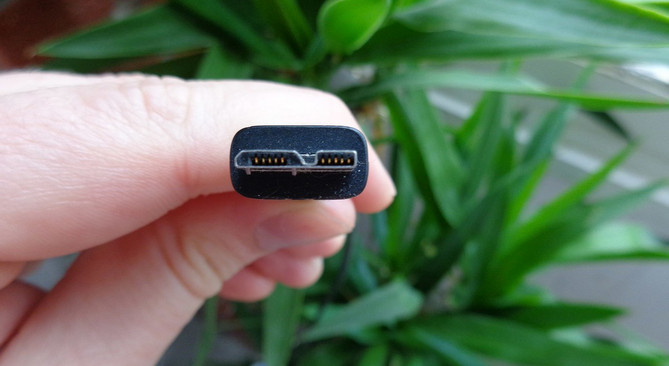  Micro-USB